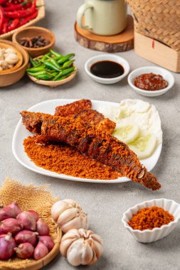 Sambal balado ile kızartılmış yayın balığı (Endonezya: lele goreng) geleneksel Endonezya mutfağı, Popüler sokak yemekleri Pecel Lele Lamongan veya Penyetan Lele 'dir..