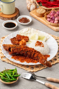 Sambal balado ile kızartılmış yayın balığı (Endonezya: lele goreng) geleneksel Endonezya mutfağı, Popüler sokak yemekleri Pecel Lele Lamongan veya Penyetan Lele 'dir..