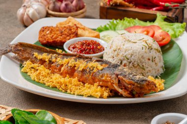 Sambal balado ile kızartılmış yayın balığı (Endonezya: lele goreng) geleneksel Endonezya mutfağı, Popüler sokak yemekleri Pecel Lele Lamongan veya Penyetan Lele 'dir..