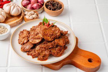 Rendang Jengkol, baharat ve hindistan cevizi sütüyle kaynatılmış köpek meyvesi. Endonezya 'nın geleneksel konforlu yemekleri, baharatlı tatları tipik rendang ve yasal jengkol dokusuyla.