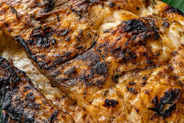Gurame Bakar veya ızgara Gourami tepside servis edilen Endonezya baharatları ve muz yaprağı.