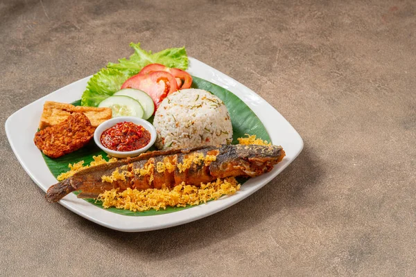 Sambal balado ile kızartılmış yayın balığı (Endonezya: lele goreng) geleneksel Endonezya mutfağı, Popüler sokak yemekleri Pecel Lele Lamongan veya Penyetan Lele 'dir..