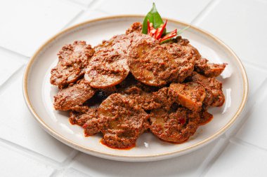Rendang Jengkol, baharat ve hindistan cevizi sütüyle kaynatılmış köpek meyvesi. Endonezya 'nın geleneksel konforlu yemekleri, baharatlı tatları tipik rendang ve yasal jengkol dokusuyla.