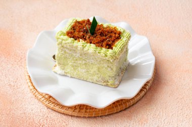 Kelepon ya da klepon keki glutinous pirinç unundan yapılır ve hindistan ceviziyle kaplanmış kahverengi şekerle doldurulur..