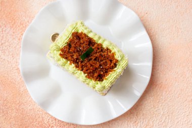 Kelepon ya da klepon keki glutinous pirinç unundan yapılır ve hindistan ceviziyle kaplanmış kahverengi şekerle doldurulur..