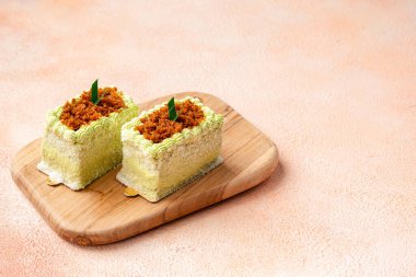 Kelepon ya da klepon keki glutinous pirinç unundan yapılır ve hindistan ceviziyle kaplanmış kahverengi şekerle doldurulur..