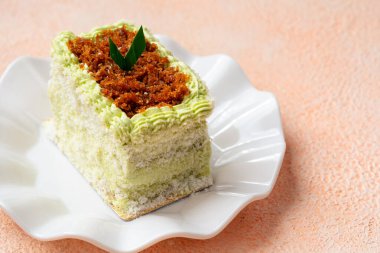 Kelepon ya da klepon keki glutinous pirinç unundan yapılır ve hindistan ceviziyle kaplanmış kahverengi şekerle doldurulur..