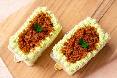 Kelepon ya da klepon keki glutinous pirinç unundan yapılır ve hindistan ceviziyle kaplanmış kahverengi şekerle doldurulur..