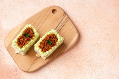 Kelepon ya da klepon keki glutinous pirinç unundan yapılır ve hindistan ceviziyle kaplanmış kahverengi şekerle doldurulur..