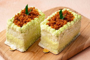 Kelepon ya da klepon keki glutinous pirinç unundan yapılır ve hindistan ceviziyle kaplanmış kahverengi şekerle doldurulur..