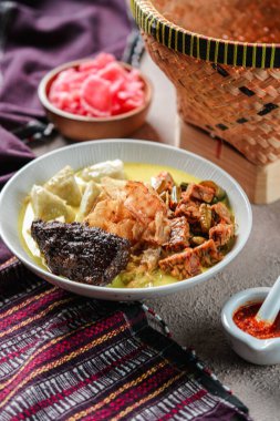 Lontong sayur veya sebzeli pirinç keki Endonezya 'nın geleneksel pirinç tabağıdır.
