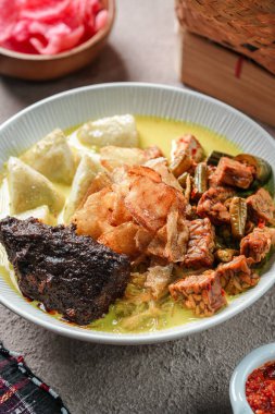 Lontong sayur veya sebzeli pirinç keki Endonezya 'nın geleneksel pirinç tabağıdır.