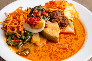 Lontong sayur ya da sebzeli pirinç keki, hindistan cevizi sütü çorbasında öğütülmüş chayote, tempeh, tofu, haşlanmış yumurta, sambal ve rendang ile servis edilen geleneksel Endonezya pirinç yemeğidir.