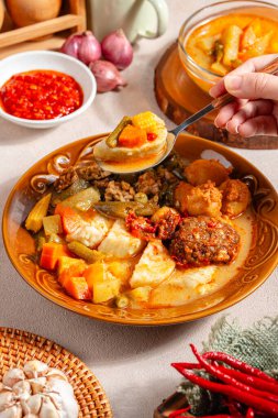 Lontong sayur ya da sebzeli pirinç keki, hindistan cevizi sütü çorbasında öğütülmüş chayote, tempeh, tofu, haşlanmış yumurta, sambal ve rendang ile servis edilen geleneksel Endonezya pirinç yemeğidir.