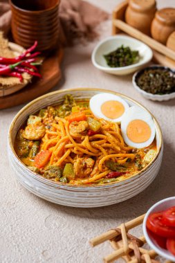 Mie Gomak, Kuzey Sumatra 'dan geleneksel bir Batak şehriye yemeği, zengin hindistan cevizi sosu ve aromatik baharatlarla servis edilir. Bu otantik Endonezya konforlu yiyecekler kalın erişte ve köri çorbası içerir.