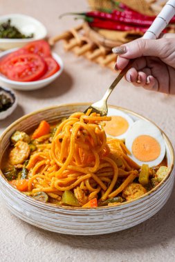 Mie Gomak, Kuzey Sumatra 'dan geleneksel bir Batak şehriye yemeği, zengin hindistan cevizi sosu ve aromatik baharatlarla servis edilir. Bu otantik Endonezya konforlu yiyecekler kalın erişte ve köri çorbası içerir.