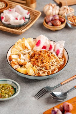 Emie, mie rebus haşlanmış yumurta ve patates, kurutulmuş karides, kızarmış soğan ve soğan yaprağından yapılan erişte çorbası..