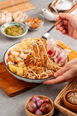 Emie, mie rebus haşlanmış yumurta ve patates, kurutulmuş karides, kızarmış soğan ve soğan yaprağından yapılan erişte çorbası..