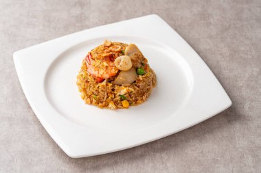 Asya usulü kızarmış pirinç (Endonezya usulü: nasi goreng) kalamar, karides ve balık baso ile birlikte.