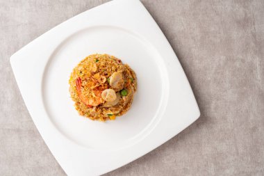 Asya usulü kızarmış pirinç (Endonezya usulü: nasi goreng) kalamar, karides ve balık baso ile birlikte.