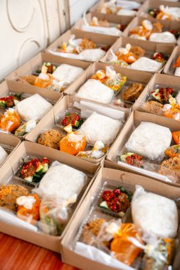 Endonezya dilinde buna Rice Box veya Perkedel Kentang 'lı Nasi kotak denir. Genellikle kutlamalar ya da yemek paketleri sırasında dağıtılır..