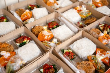 Endonezya dilinde buna Rice Box veya Perkedel Kentang 'lı Nasi kotak denir. Genellikle kutlamalar ya da yemek paketleri sırasında dağıtılır..