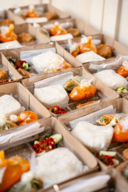 Endonezya dilinde buna Rice Box veya Perkedel Kentang 'lı Nasi kotak denir. Genellikle kutlamalar ya da yemek paketleri sırasında dağıtılır..