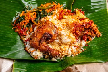 Endonezya Padang yemeği veya nasi bungkus with padang fried chicken (Endonezya: Ayam goreng padang)