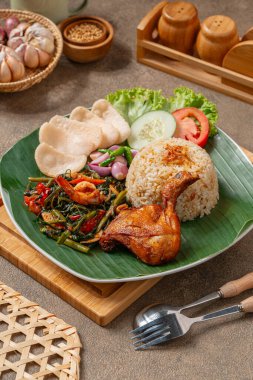 Simangunsong pilavı (Endonezya: Nasi Simangunsong) Toba Batak 'tan gelir. Simangunsong pilavı, karides ezmesi ve kızarmış tavuğun karışımıdır.