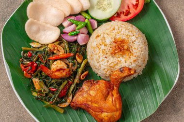 Simangunsong pilavı (Endonezya: Nasi Simangunsong) Toba Batak 'tan gelir. Simangunsong pilavı, karides ezmesi ve kızarmış tavuğun karışımıdır.