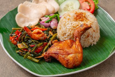 Simangunsong pilavı (Endonezya: Nasi Simangunsong) Toba Batak 'tan gelir. Simangunsong pilavı, karides ezmesi ve kızarmış tavuğun karışımıdır.