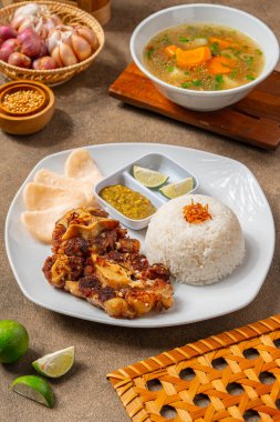 Izgara biftek, bbq sosu ve pilav.