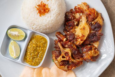 Izgara biftek, bbq sosu ve pilav.