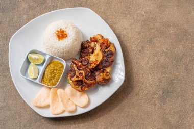 Izgara biftek, bbq sosu ve pilav.