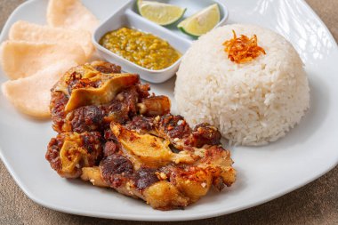 Izgara biftek, bbq sosu ve pilav.