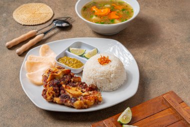 Izgara biftek, bbq sosu ve pilav.