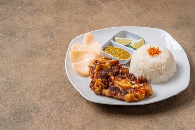 Izgara biftek, bbq sosu ve pilav.