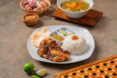 Izgara biftek, bbq sosu ve pilav.