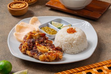 Izgara biftek, bbq sosu ve pilav.