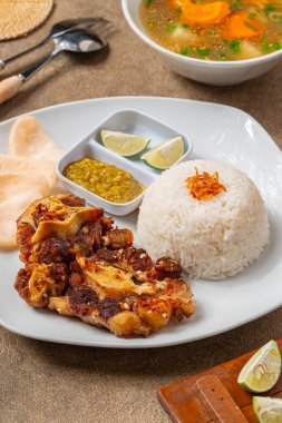 Izgara biftek, bbq sosu ve pilav.