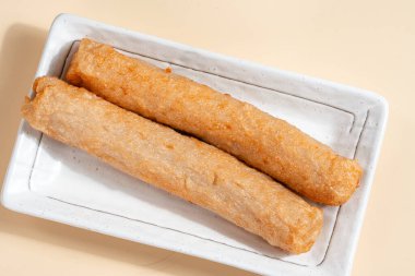 Pempek Endonezya usulü lezzetli bir balık köftesi, Palembang 'tan balık ve tapyokadan yapılır. Pempek tatlı ve ekşi sosla servis edilir..