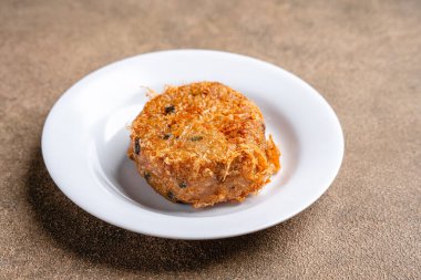 Perkedel Kentang, patates kroketi ve haşlanmış patates ya da diğer nişasta, daha sonra patatesleri sarımsak, tuz ve biberle ezer..