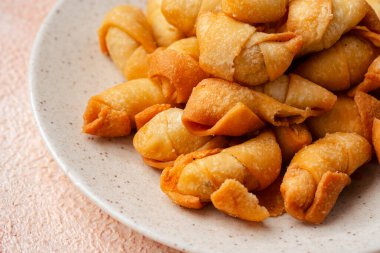 Pisang molen, muz ambalajından yapılmış geleneksel Endonezya yemeği.