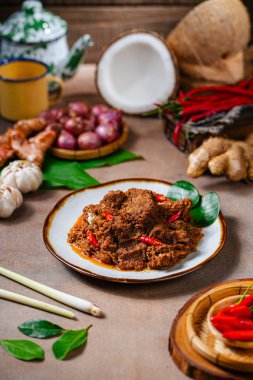 Rendang Domuz eti. Rendang Endonezya 'nın Batı Sumatra Minangkabau baharatlı etidir. Hindistan cevizi sütü ve karışık baharatlarla pişirilmiş..