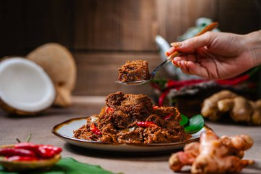 Rendang Domuz eti. Rendang Endonezya 'nın Batı Sumatra Minangkabau baharatlı etidir. Hindistan cevizi sütü ve karışık baharatlarla pişirilmiş..