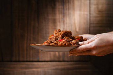 Rendang Domuz eti. Rendang Endonezya 'nın Batı Sumatra Minangkabau baharatlı etidir. Hindistan cevizi sütü ve karışık baharatlarla pişirilmiş..