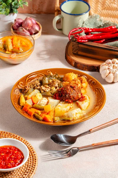 Lontong sayur ya da sebzeli pirinç keki, hindistan cevizi sütü çorbasında öğütülmüş chayote, tempeh, tofu, haşlanmış yumurta, sambal ve rendang ile servis edilen geleneksel Endonezya pirinç yemeğidir.