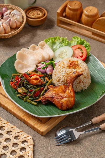 Simangunsong pilavı (Endonezya: Nasi Simangunsong) Toba Batak 'tan gelir. Simangunsong pilavı, karides ezmesi ve kızarmış tavuğun karışımıdır.