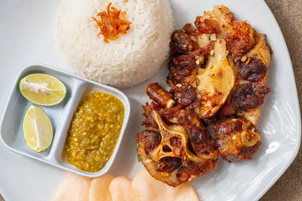 Izgara biftek, bbq sosu ve pilav.