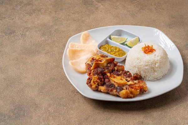 Izgara biftek, bbq sosu ve pilav.